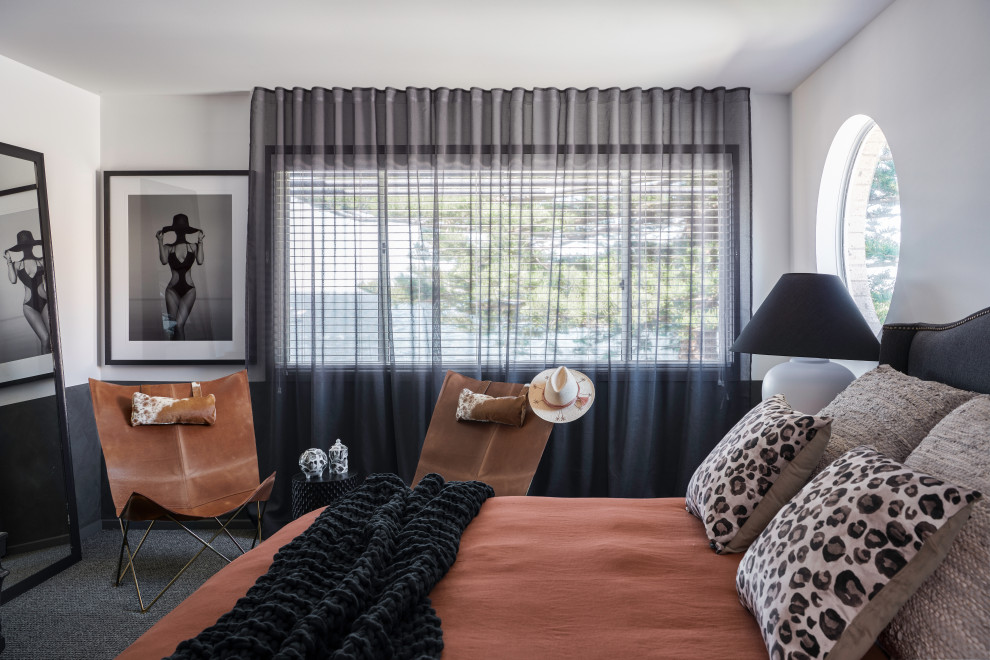 На фото: большая хозяйская спальня в современном стиле с серыми стенами, ковровым покрытием, серым полом и панелями на стенах