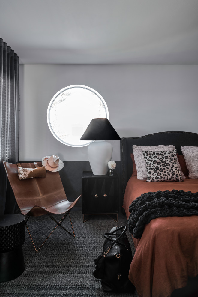 На фото: большая хозяйская спальня в современном стиле с серыми стенами, ковровым покрытием, серым полом и панелями на стенах