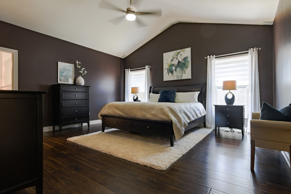 Стильный дизайн: большая хозяйская спальня в стиле неоклассика (современная классика) с фиолетовыми стенами, темным паркетным полом и коричневым полом - последний тренд