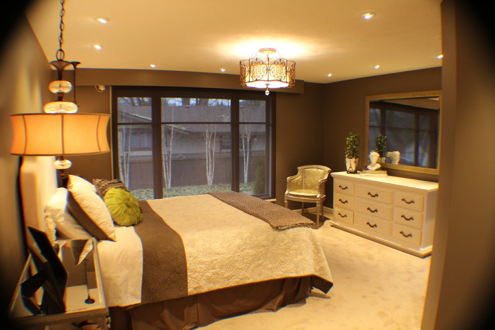 Идея дизайна: большая хозяйская спальня в классическом стиле с коричневыми стенами, ковровым покрытием и бежевым полом без камина