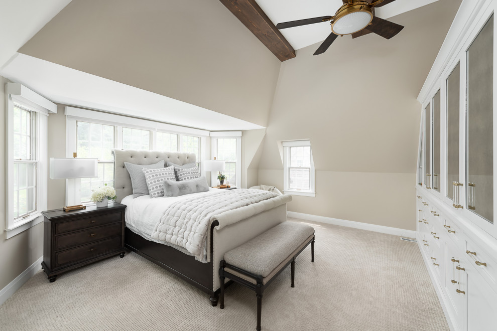 Modelo de dormitorio principal clásico grande con paredes grises, moqueta y suelo gris