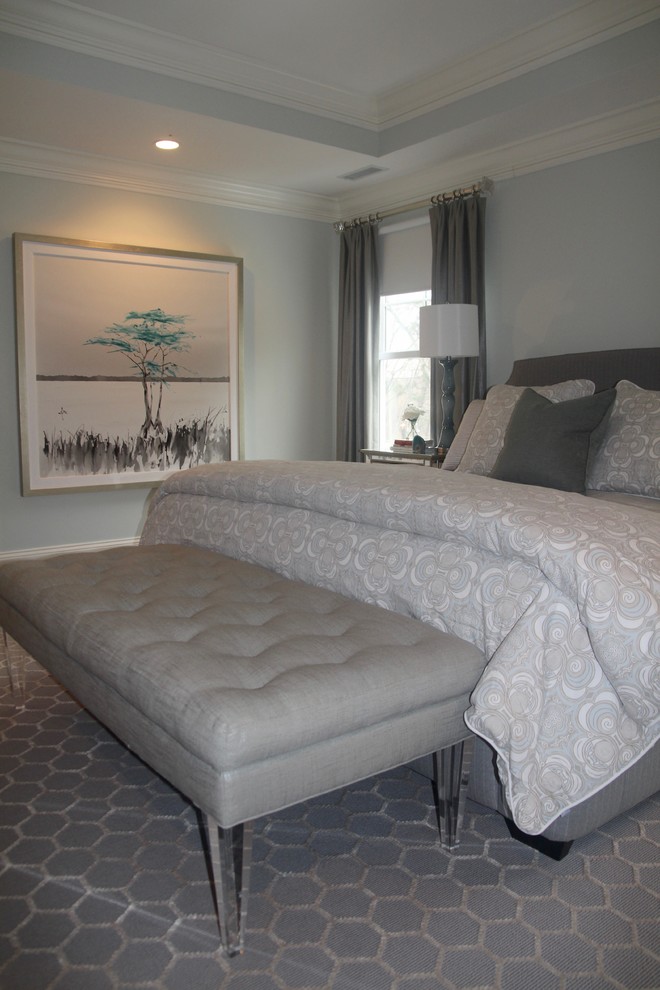Стильный дизайн: хозяйская спальня среднего размера в стиле неоклассика (современная классика) с серыми стенами и ковровым покрытием без камина - последний тренд