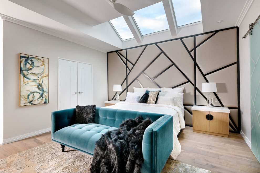 Geräumiges Modernes Hauptschlafzimmer ohne Kamin mit grauer Wandfarbe, braunem Holzboden und braunem Boden in Perth