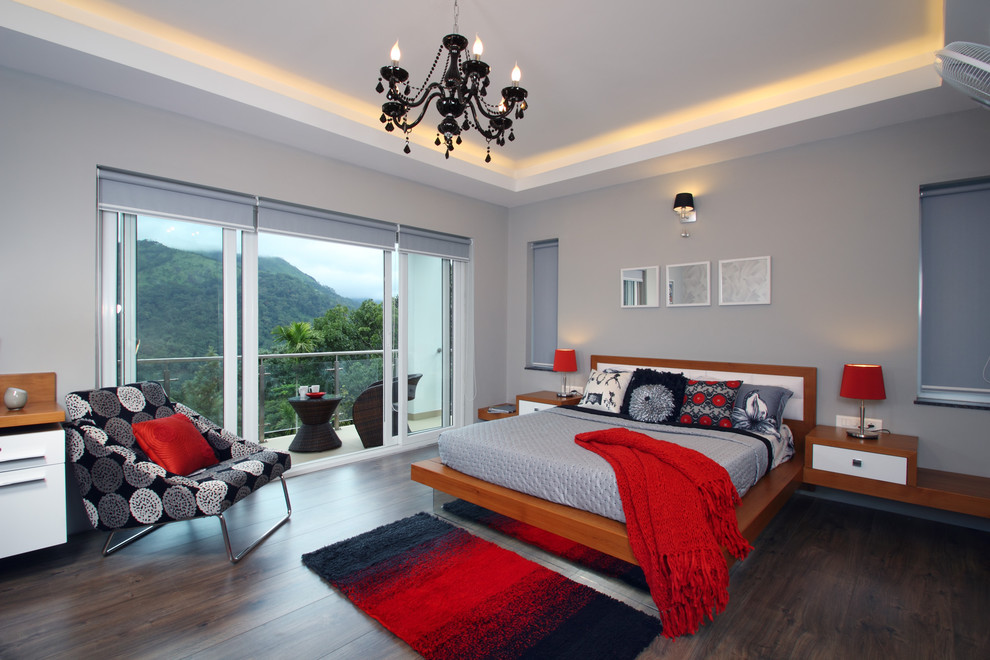Modernes Hauptschlafzimmer mit grauer Wandfarbe und dunklem Holzboden in Bangalore