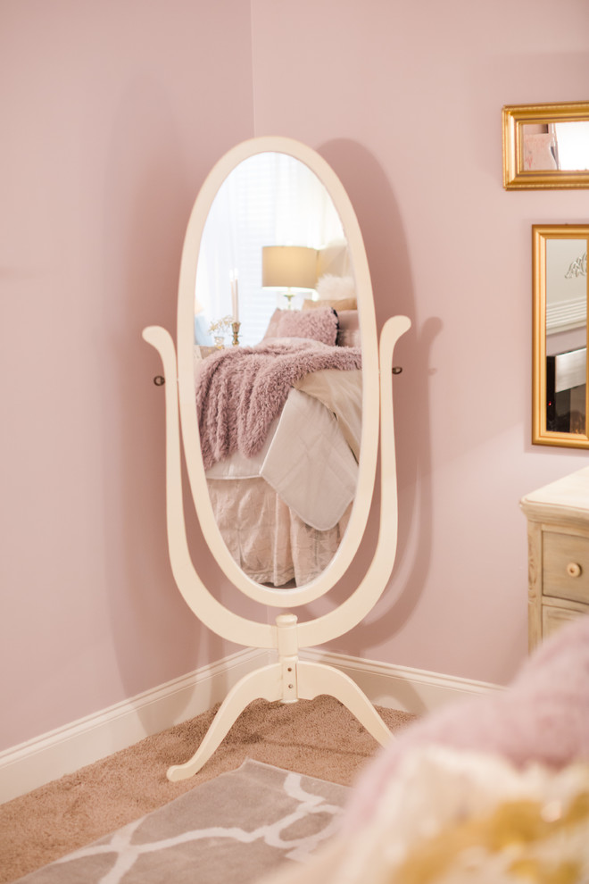 Modelo de dormitorio principal tradicional renovado de tamaño medio con paredes rosas y moqueta