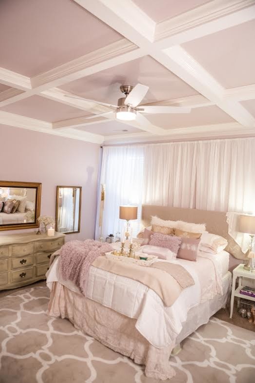 На фото: большая хозяйская спальня в стиле шебби-шик с фиолетовыми стенами, ковровым покрытием и стандартным камином с
