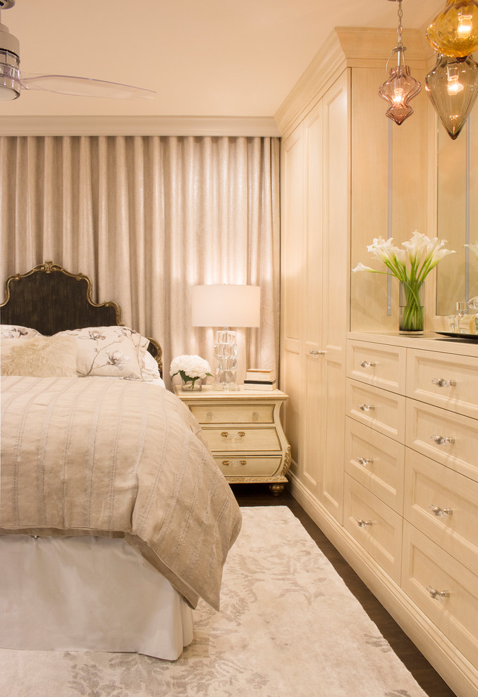На фото: хозяйская спальня среднего размера в стиле шебби-шик с бежевыми стенами, темным паркетным полом и коричневым полом