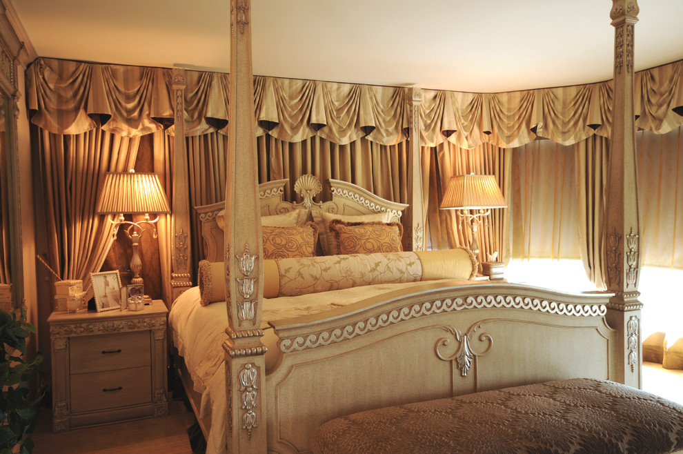 Пример оригинального дизайна: большая хозяйская спальня в викторианском стиле с ковровым покрытием, бежевыми стенами и бежевым полом без камина