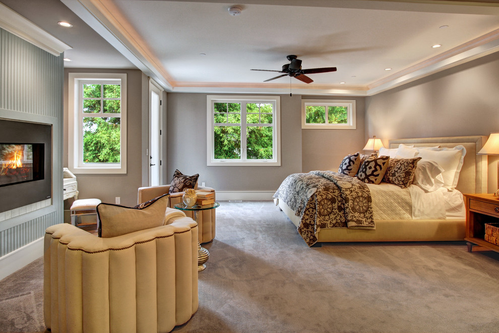 Стильный дизайн: спальня в классическом стиле с серыми стенами, ковровым покрытием и горизонтальным камином - последний тренд