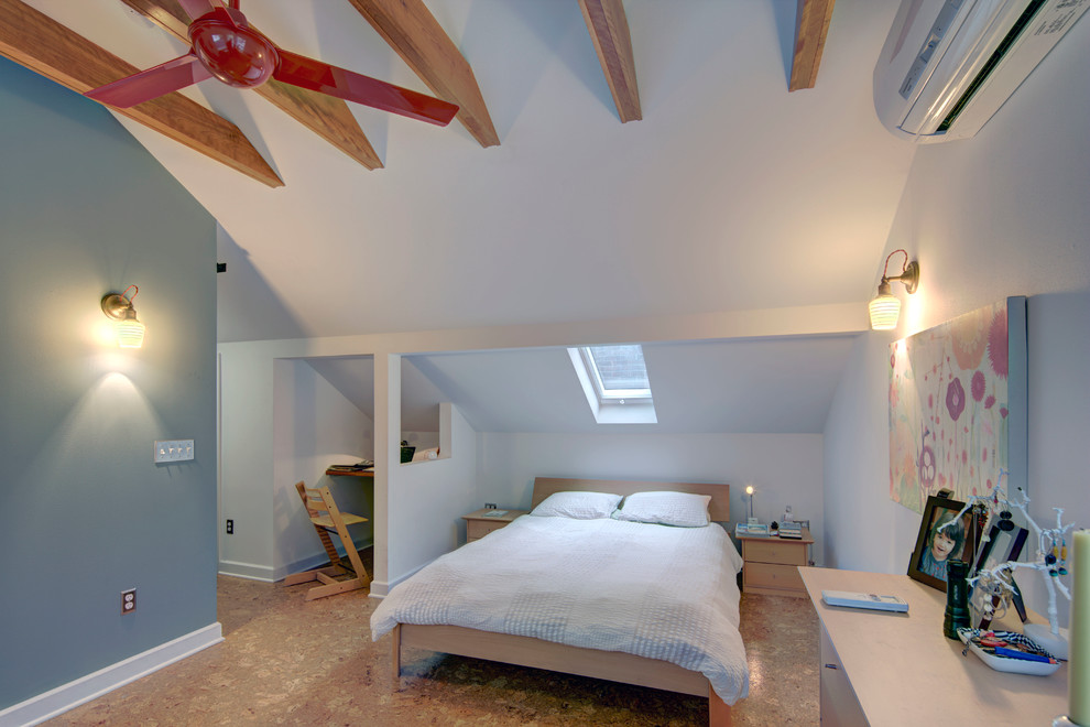 Mittelgroßes Modernes Hauptschlafzimmer mit weißer Wandfarbe und Korkboden in Sonstige
