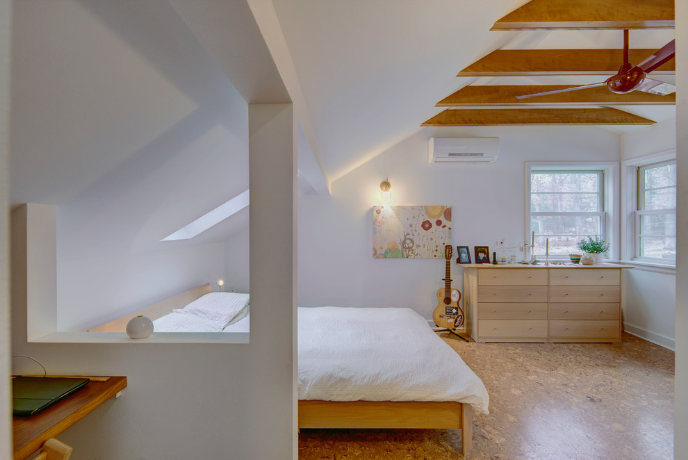 Ejemplo de dormitorio principal moderno de tamaño medio con paredes blancas y suelo de corcho