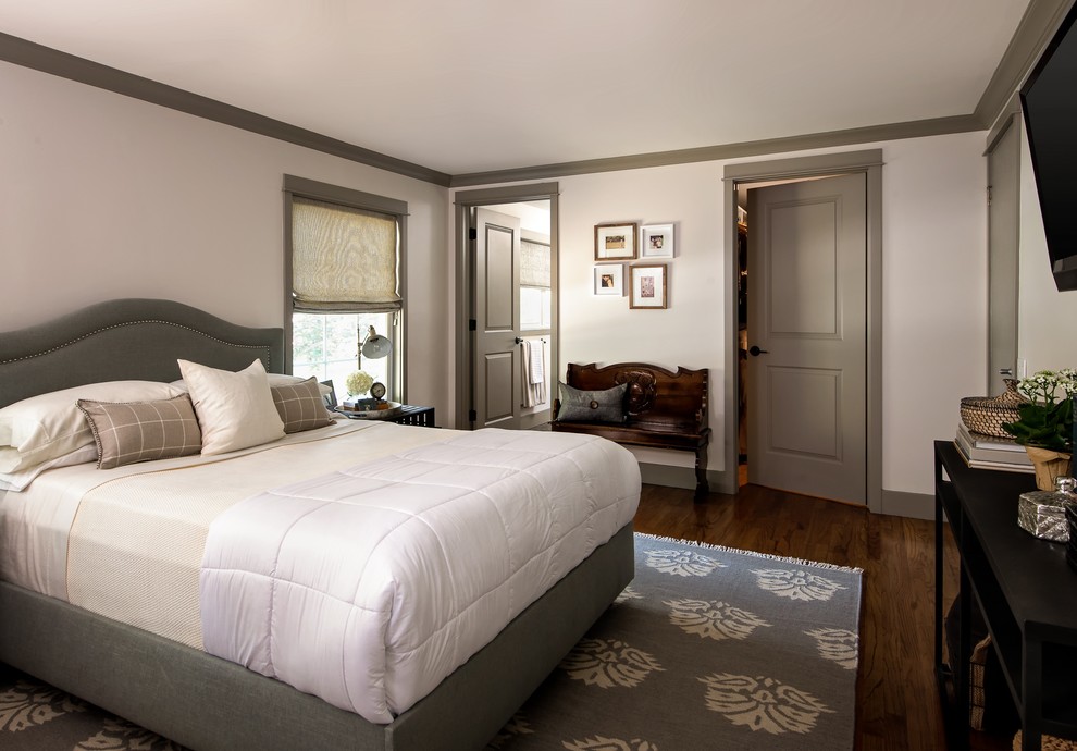 Imagen de dormitorio tradicional renovado sin chimenea con paredes blancas y suelo de madera oscura