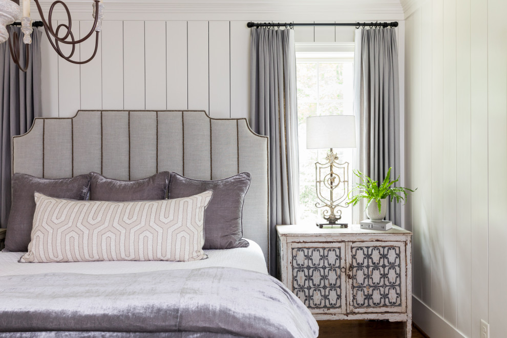 Klassisches Schlafzimmer mit weißer Wandfarbe, dunklem Holzboden, braunem Boden und Holzdielenwänden in Atlanta