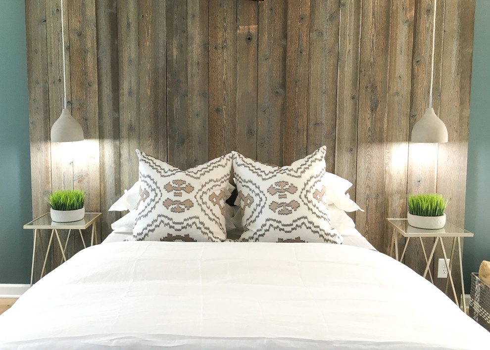 Idee per una camera da letto country con pareti blu, parquet chiaro e pavimento beige