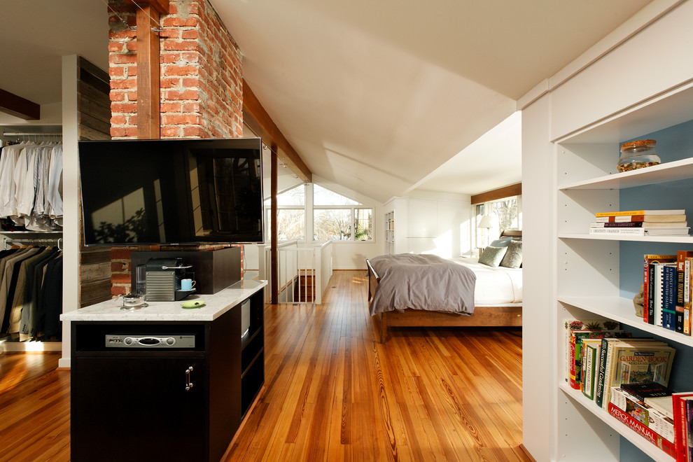 Foto de dormitorio tipo loft tradicional renovado pequeño con paredes blancas, suelo de mármol y chimenea lineal