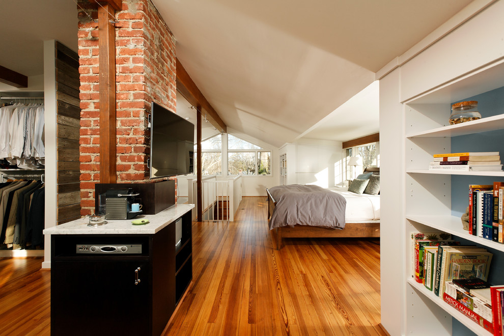 Immagine di una piccola camera da letto stile loft tradizionale con pareti bianche, pavimento in marmo e camino lineare Ribbon