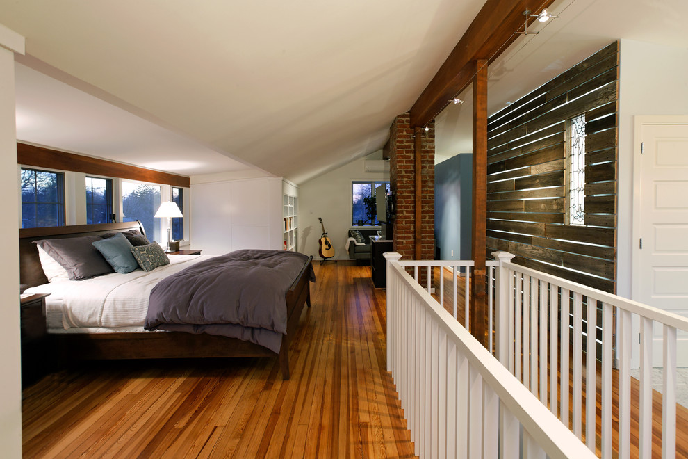 Großes Klassisches Schlafzimmer ohne Kamin, im Loft-Style mit weißer Wandfarbe und braunem Holzboden in Washington, D.C.