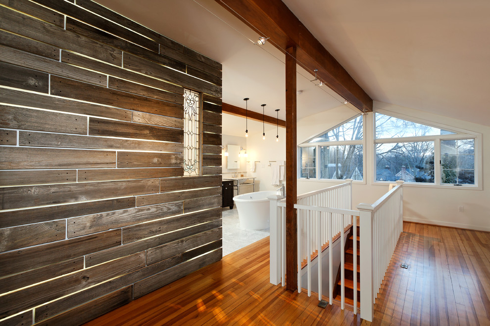 ワシントンD.C.にある広いトランジショナルスタイルのおしゃれなロフト寝室 (白い壁、大理石の床、横長型暖炉) のレイアウト