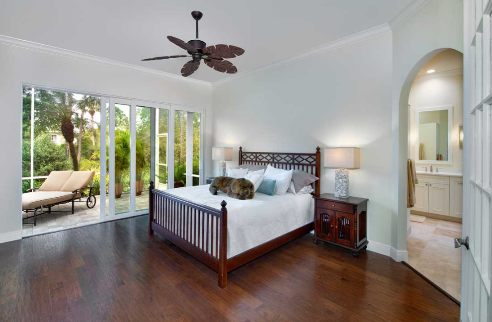 Mittelgroßes Modernes Hauptschlafzimmer mit weißer Wandfarbe, dunklem Holzboden und braunem Boden in Miami