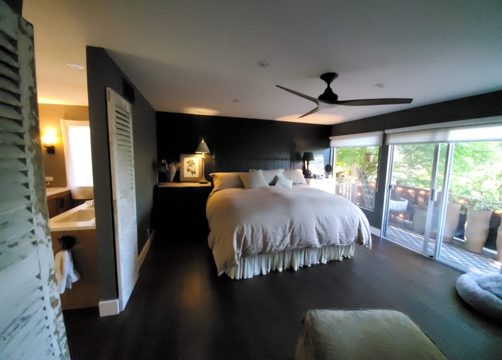 На фото: хозяйская спальня среднего размера в стиле неоклассика (современная классика) с черными стенами, темным паркетным полом, разноцветным полом и стенами из вагонки