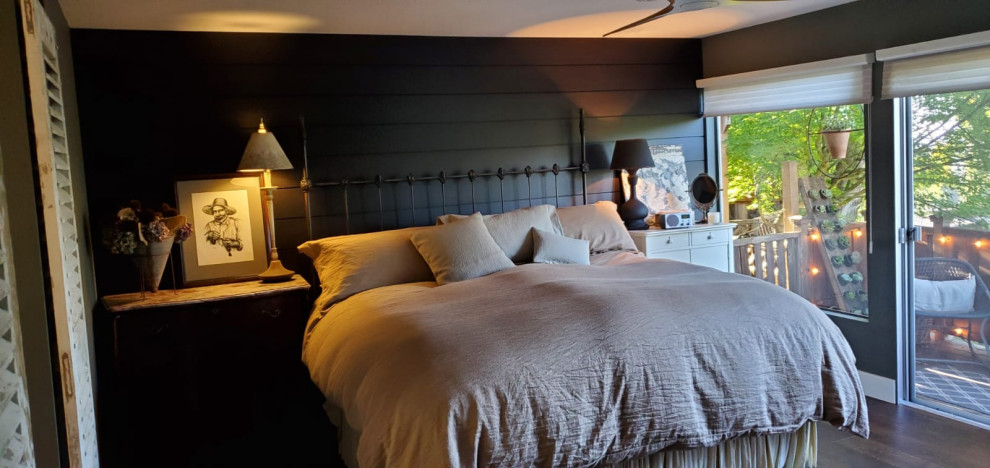 Идея дизайна: хозяйская спальня среднего размера в стиле неоклассика (современная классика) с черными стенами, темным паркетным полом, разноцветным полом и стенами из вагонки