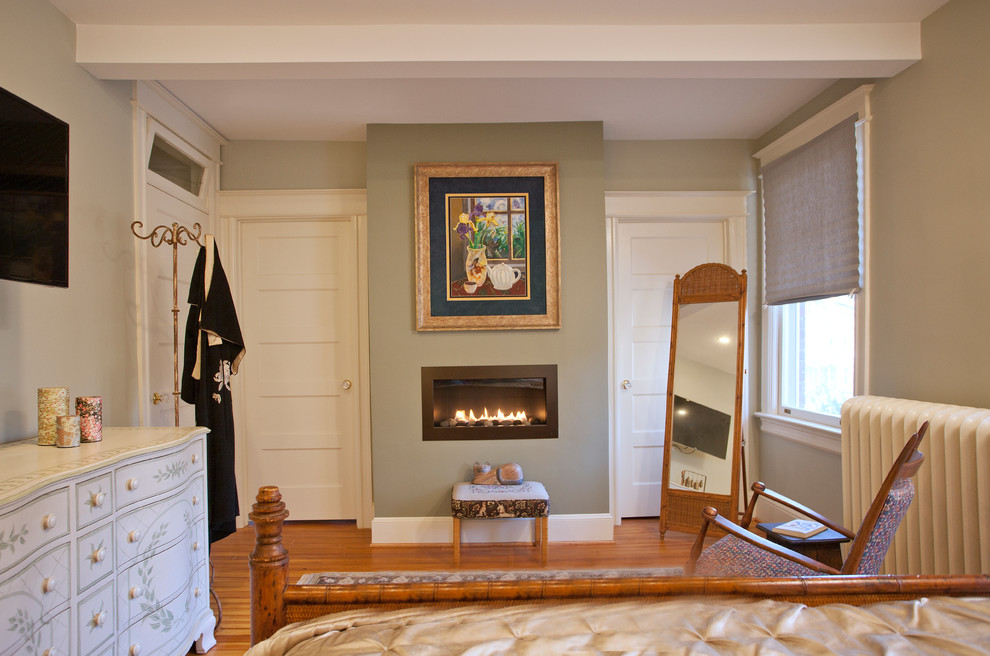 ワシントンD.C.にある中くらいなトランジショナルスタイルのおしゃれな主寝室 (緑の壁、濃色無垢フローリング、金属の暖炉まわり、標準型暖炉) のインテリア