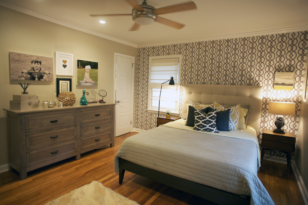 Foto de dormitorio contemporáneo con paredes beige y suelo de madera en tonos medios