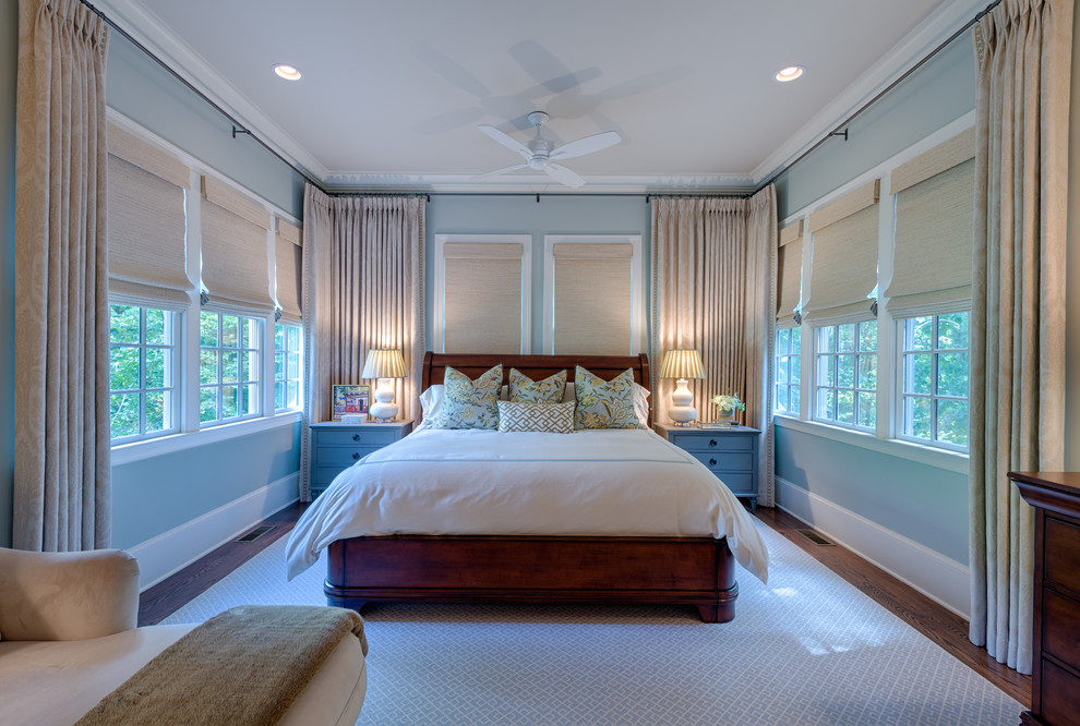 シャーロットにある中くらいなトラディショナルスタイルのおしゃれな主寝室 (青い壁、淡色無垢フローリング、暖炉なし)