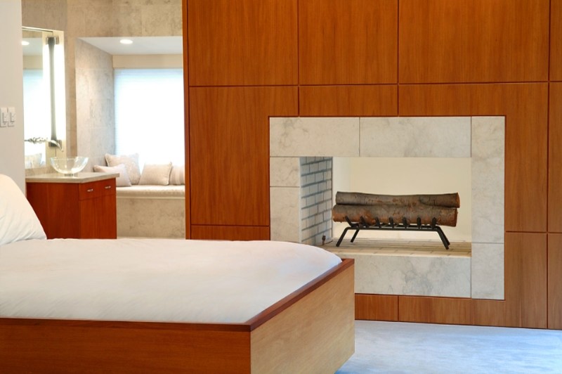 Стильный дизайн: большая хозяйская спальня с ковровым покрытием, двусторонним камином и фасадом камина из плитки - последний тренд