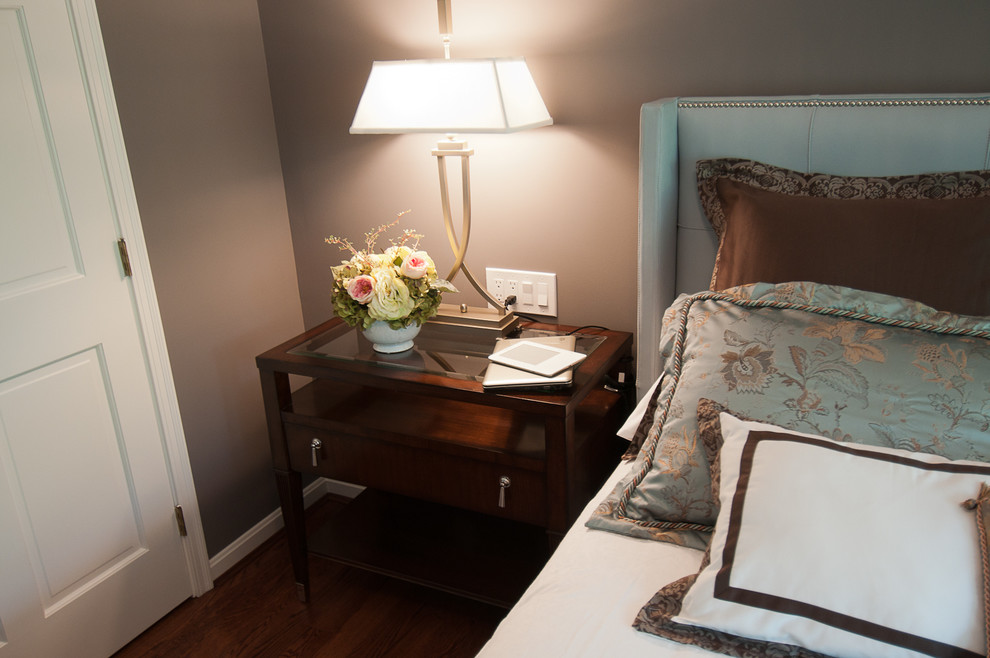 Kleines Klassisches Hauptschlafzimmer ohne Kamin mit grauer Wandfarbe und braunem Holzboden in Cincinnati