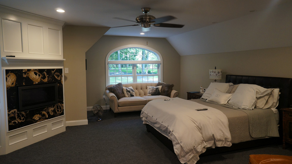 Aménagement d'une grande chambre contemporaine avec un mur beige, une cheminée standard et un manteau de cheminée en carrelage.