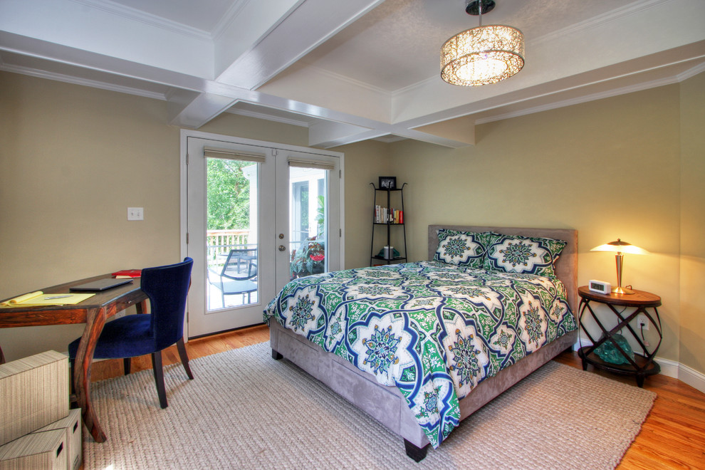 Imagen de habitación de invitados clásica renovada grande sin chimenea con paredes beige y suelo de madera en tonos medios