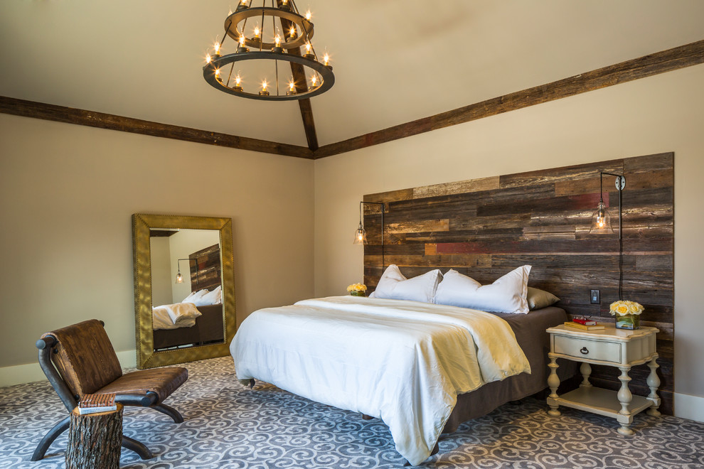 Свежая идея для дизайна: большая хозяйская спальня в стиле рустика с серыми стенами и ковровым покрытием - отличное фото интерьера