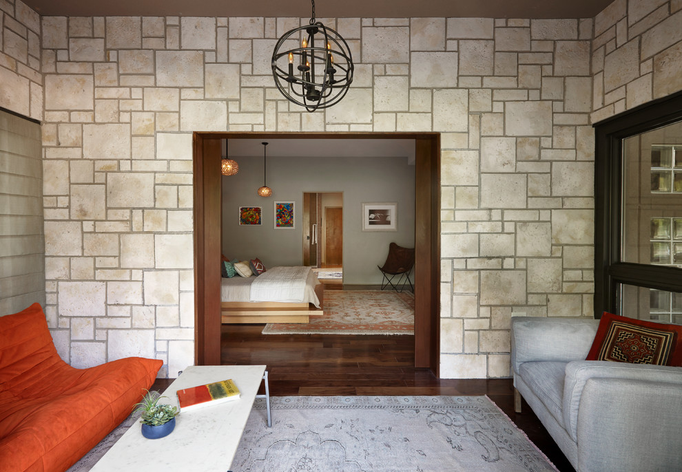 Imagen de dormitorio principal ecléctico grande con paredes beige, suelo de madera oscura y suelo marrón