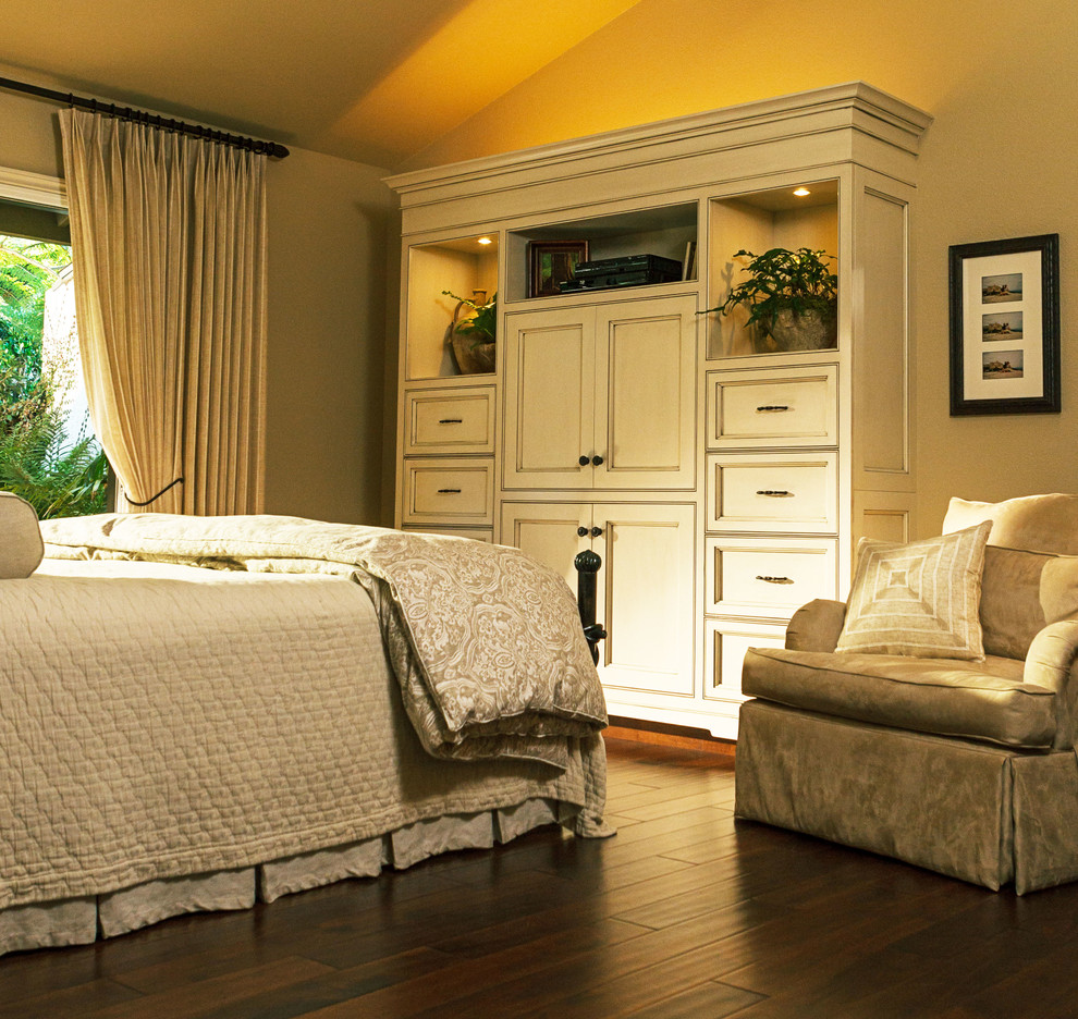 Ispirazione per una camera matrimoniale classica di medie dimensioni con pareti beige e pavimento in legno massello medio