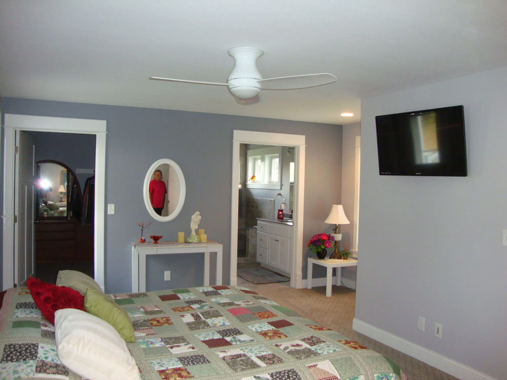 Example of a mid-sized cottage master carpeted bedroom design in Minneapolis with gray walls