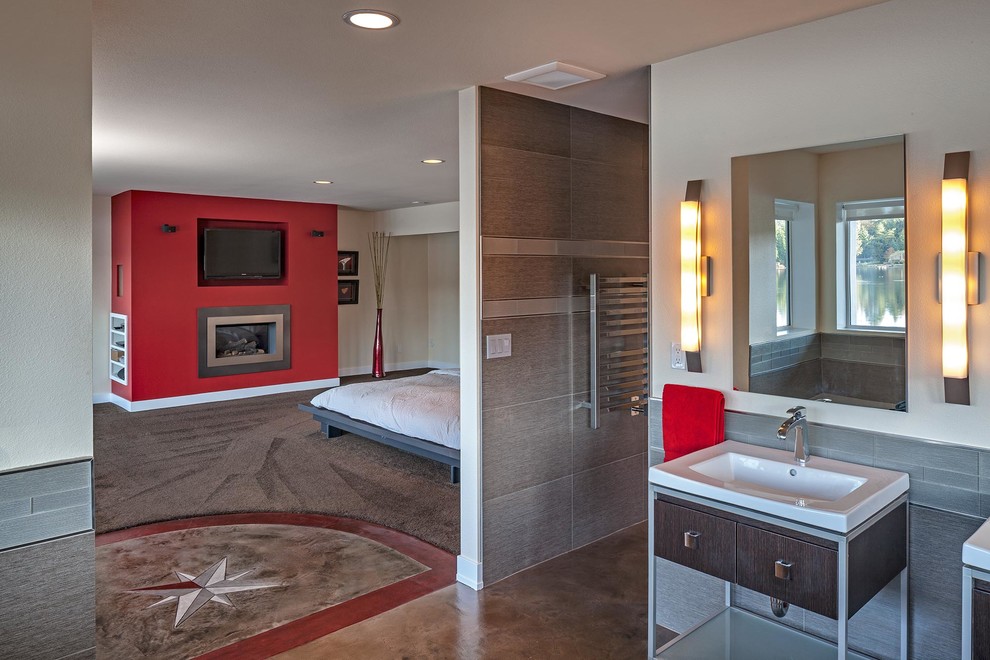 Exemple d'une grande chambre parentale tendance avec un mur rouge, sol en béton ciré, une cheminée standard et un manteau de cheminée en métal.