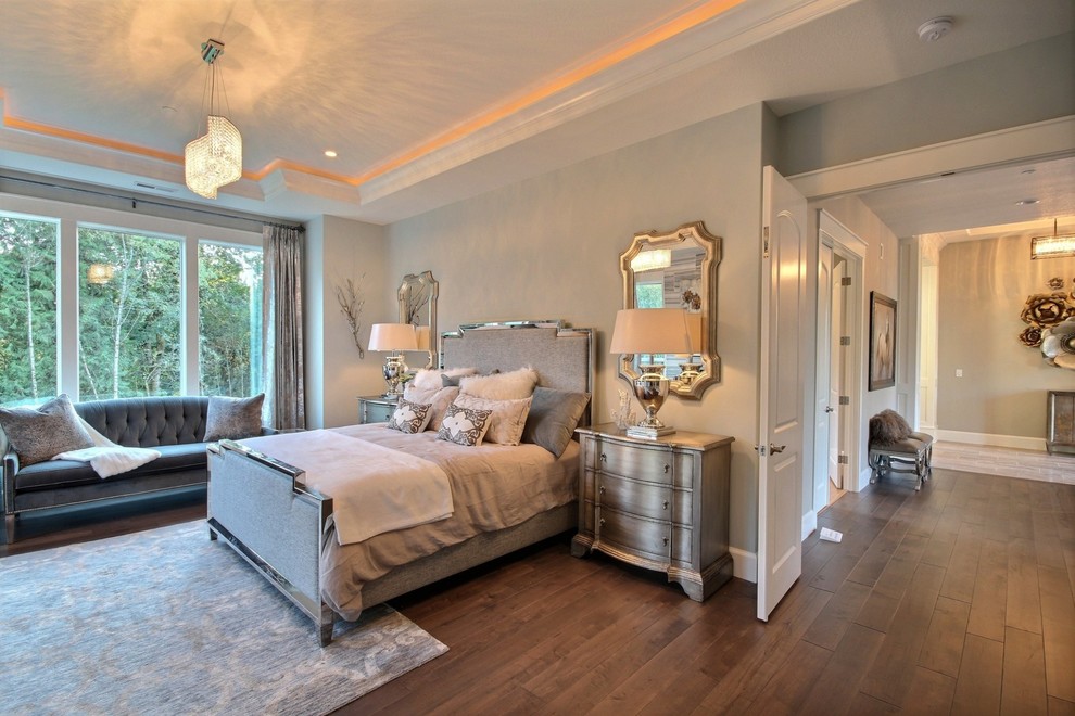 ポートランドにある広いトランジショナルスタイルのおしゃれな主寝室 (グレーの壁、濃色無垢フローリング、横長型暖炉、石材の暖炉まわり、照明)