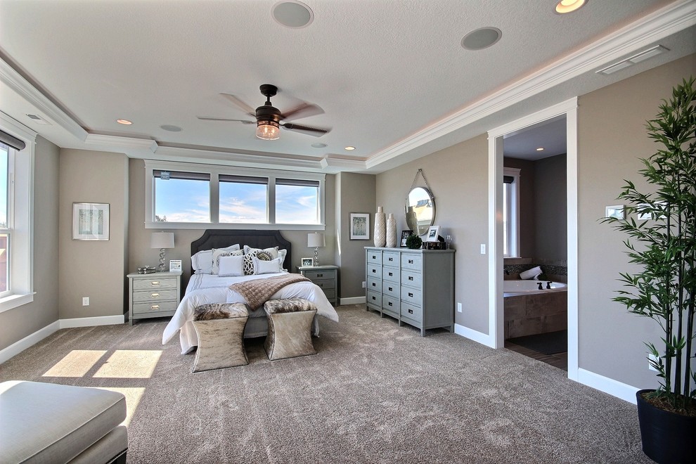 На фото: огромная хозяйская спальня в стиле неоклассика (современная классика) с бежевыми стенами и ковровым покрытием с