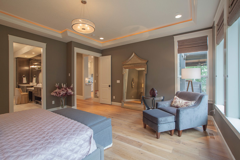 Geräumiges Klassisches Hauptschlafzimmer mit grauer Wandfarbe und hellem Holzboden in Portland