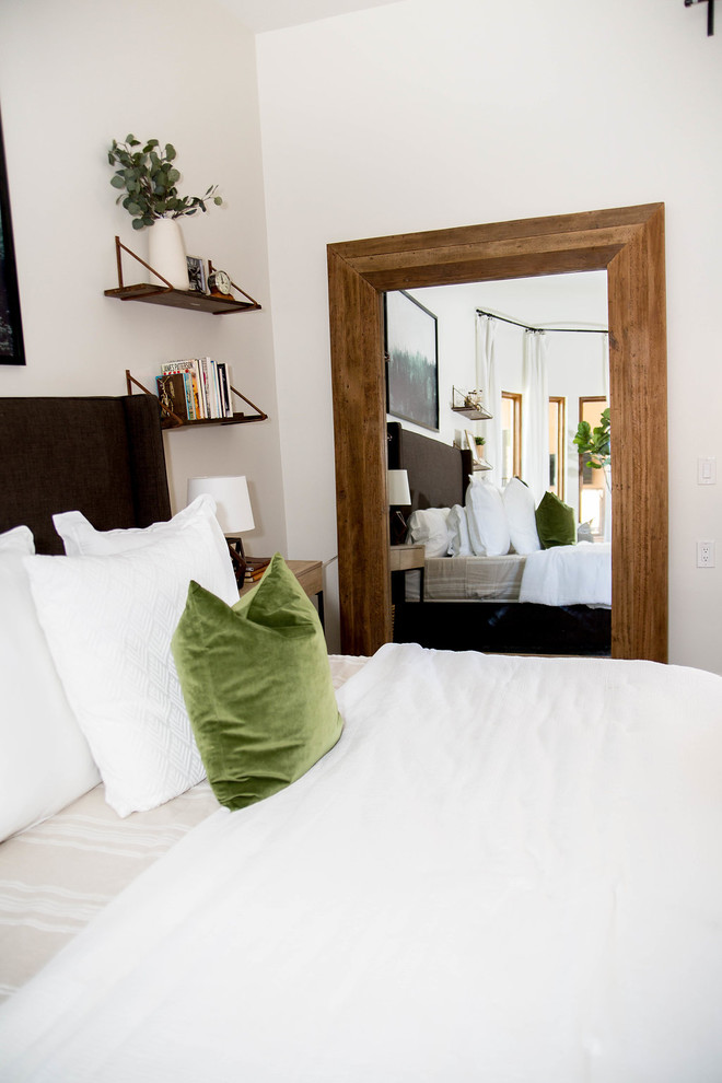 Источник вдохновения для домашнего уюта: хозяйская спальня среднего размера в стиле фьюжн с белыми стенами, полом из ламината и коричневым полом