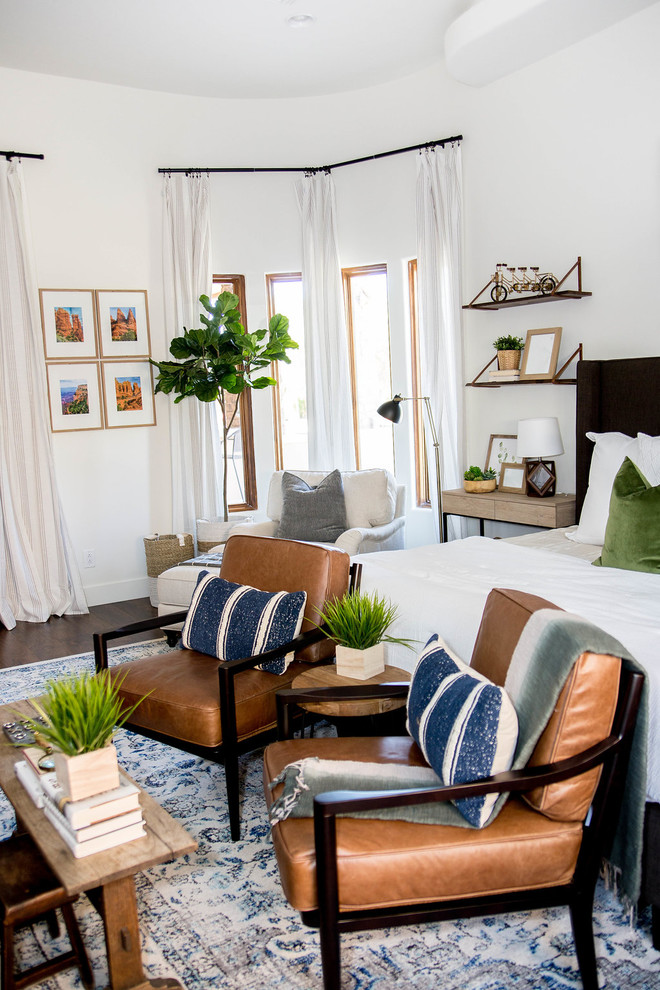 Источник вдохновения для домашнего уюта: хозяйская спальня среднего размера в стиле фьюжн с белыми стенами, полом из ламината и коричневым полом