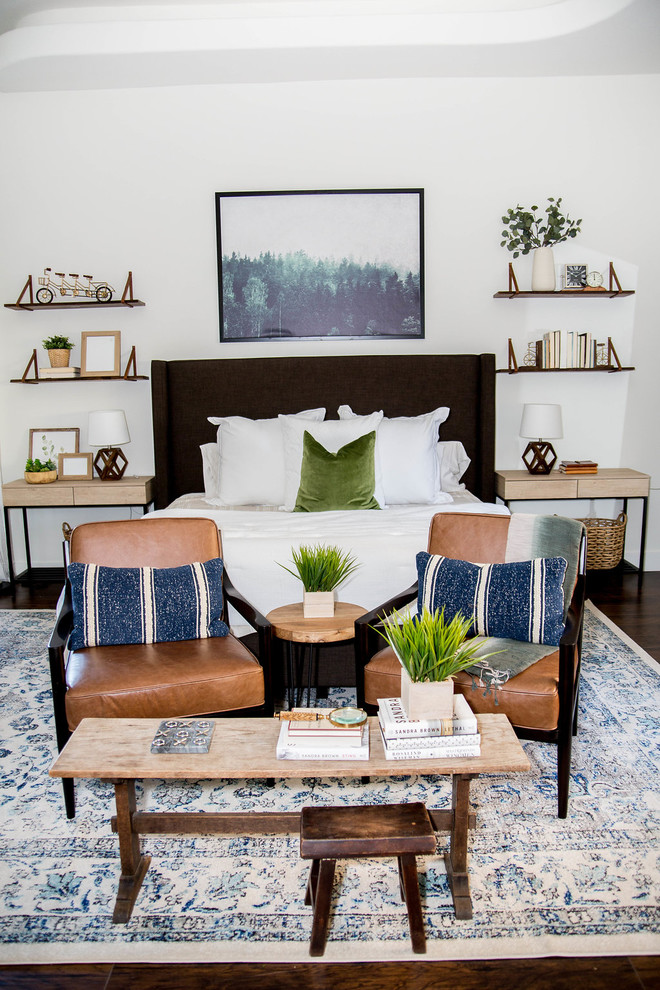 Mittelgroßes Stilmix Hauptschlafzimmer mit weißer Wandfarbe, Laminat und braunem Boden in Phoenix