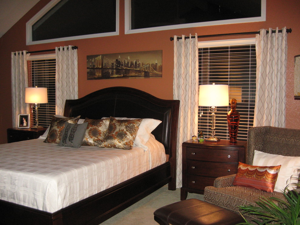 Стильный дизайн: большая хозяйская спальня в современном стиле с зелеными стенами и ковровым покрытием без камина - последний тренд
