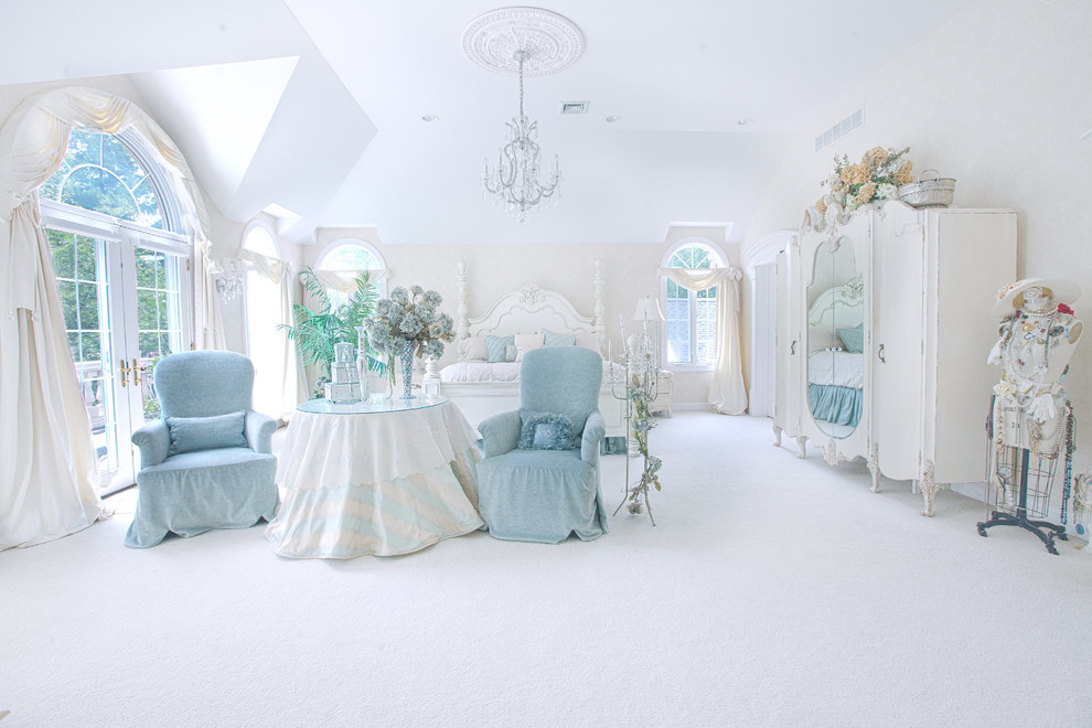 Immagine di una grande camera matrimoniale shabby-chic style con pareti bianche, moquette e nessun camino