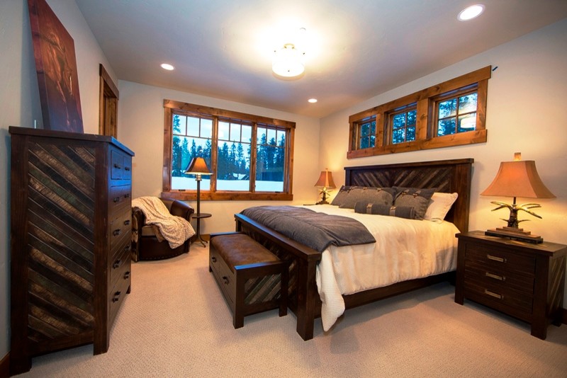 Mittelgroßes Rustikales Hauptschlafzimmer ohne Kamin mit weißer Wandfarbe und Teppichboden in Seattle