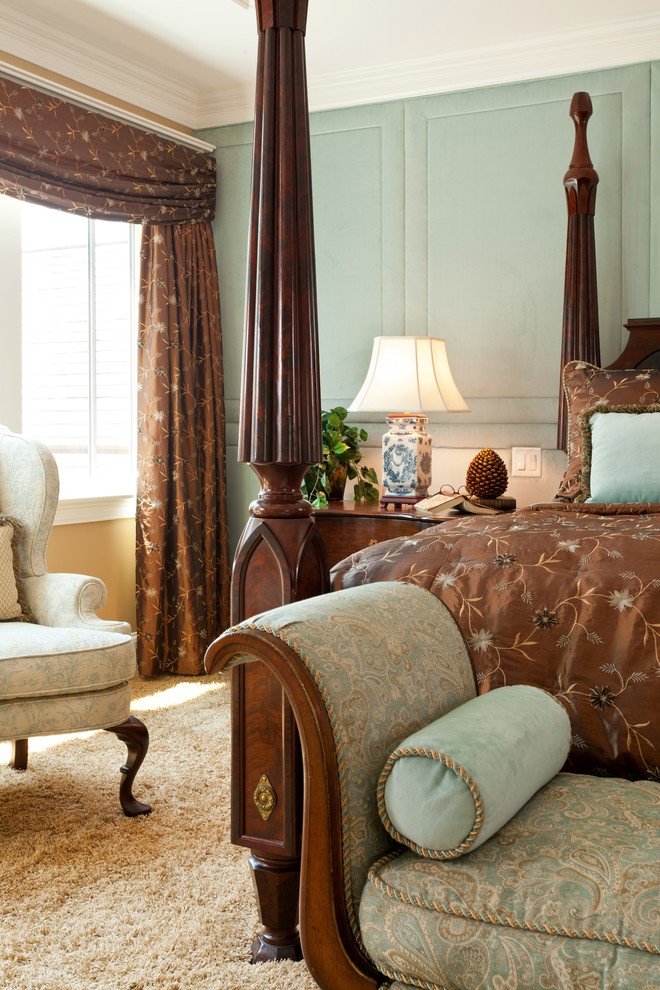 Foto de dormitorio principal clásico con paredes azules, moqueta y marco de chimenea de piedra