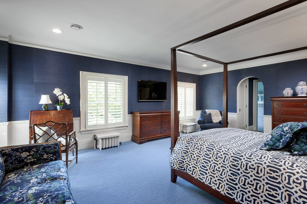 Источник вдохновения для домашнего уюта: большая хозяйская спальня в классическом стиле с синими стенами, ковровым покрытием и синим полом