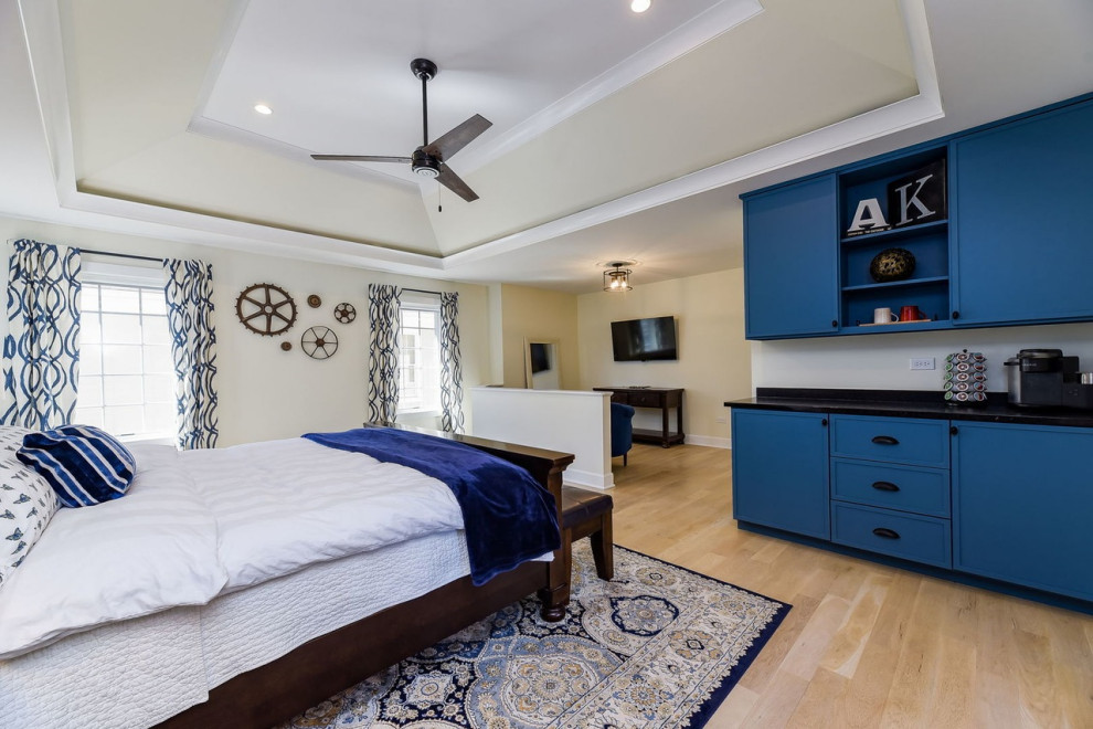На фото: хозяйская спальня среднего размера в стиле неоклассика (современная классика) с бежевыми стенами, светлым паркетным полом, коричневым полом и сводчатым потолком