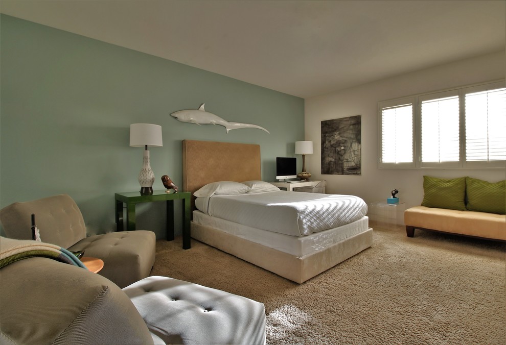 Modelo de habitación de invitados actual grande sin chimenea con paredes blancas, moqueta y suelo beige